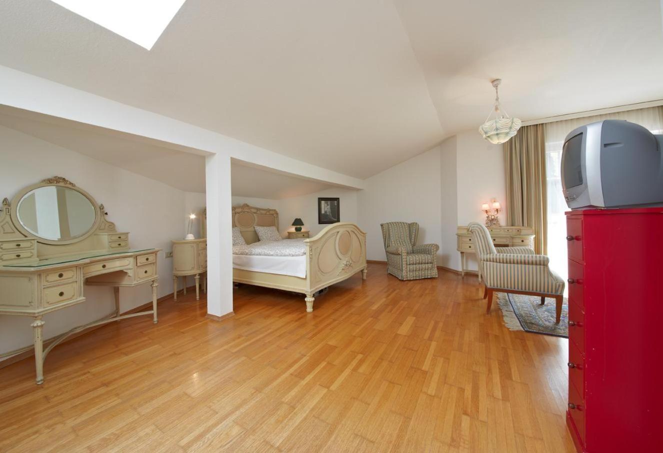 Hildy's Apartment *